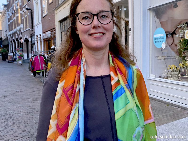 Zijden sjaal met artist impression van de plattegrond van Deventer