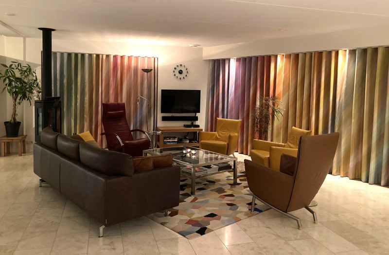 Lichte, kleurrijke gordijnen voor een modern huis met uitzicht op de landerijen